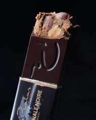 Tmavá pekelná tyčinka čokolády